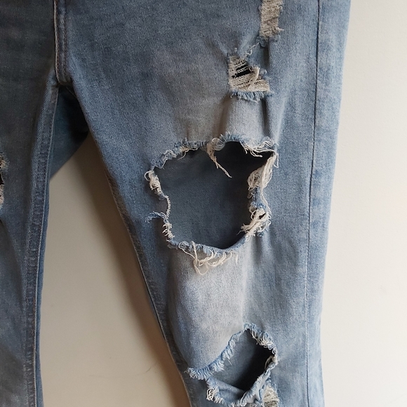 4/$25 Urban Heritage distressed, washed blue jeans - Picture 6 of 15